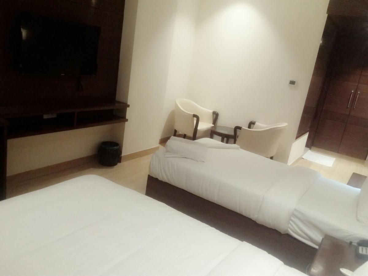 เดอะ แกรนด์ ปาริเซียง Hotel เดลี ภายนอก รูปภาพ