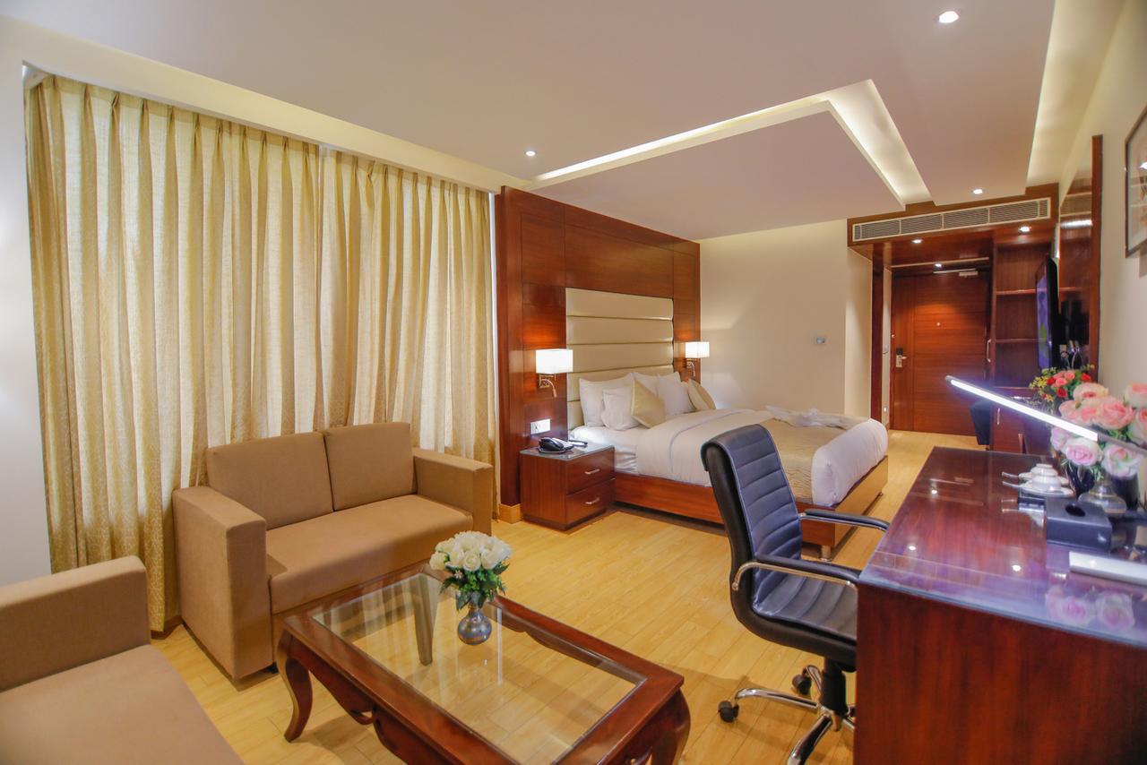 เดอะ แกรนด์ ปาริเซียง Hotel เดลี ภายนอก รูปภาพ