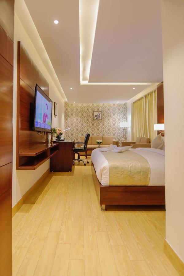 เดอะ แกรนด์ ปาริเซียง Hotel เดลี ภายนอก รูปภาพ
